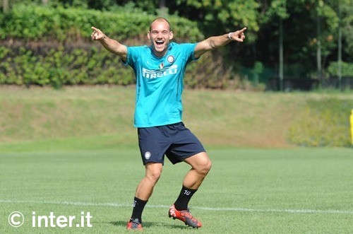 Sneijder gets funky